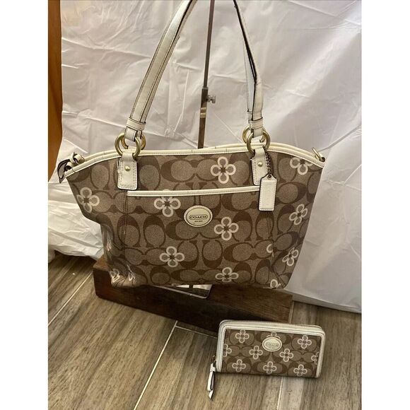 Coach Outlet Payton Bag &‎ Wallet- Beautiful Set - Picture 1 of 16